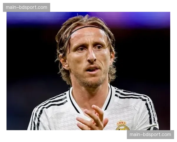 特写：39岁老将莫德里奇替补登场，用精准长传策动绝杀进攻