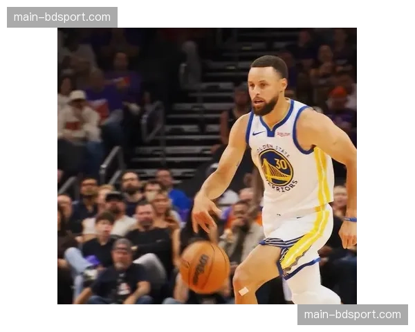 库里生涯第七次无缘季后赛，场下不停摇头显沮丧